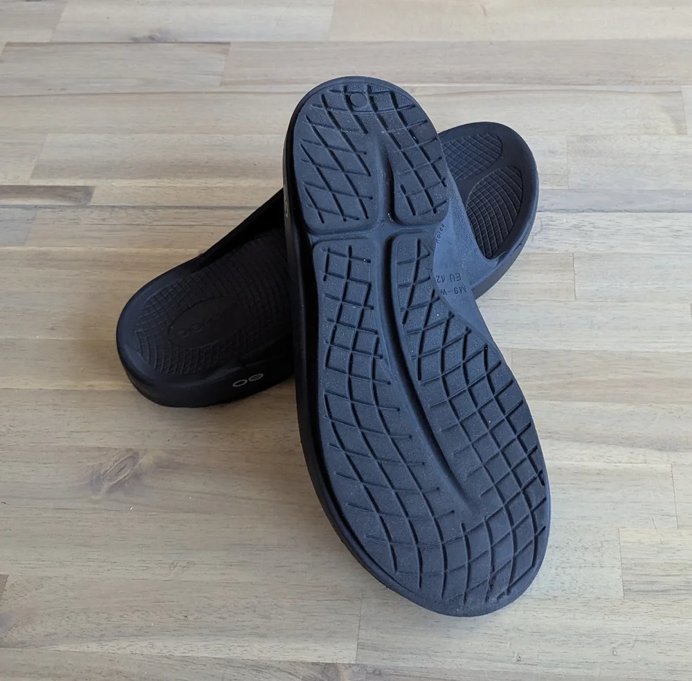 OOFOS Ooah‎ Slide Sandals (Men's 9, Women's 11)